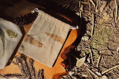 手作槌染束口袋，光影與紋理之間承載著八仙山最細緻的脈動