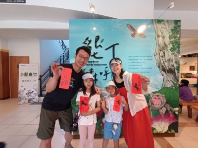 遊客歡喜領紅聯2