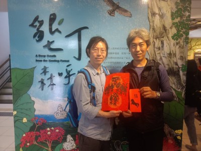 遊客歡喜領紅聯