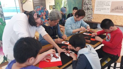 遊客體驗自製「馬」圖形拓印紅包袋