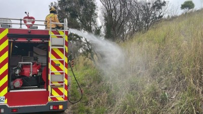林業保育署屏東分署於轄區林火高風險地區噴灑阻燃劑防範森林火災發生情形。