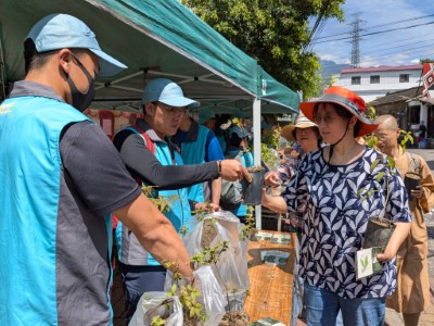 為響應減塑政策，現場不另行提供塑膠袋，領苗時需自備提袋或容器盛裝苗木(林業及自然保育署臺中分署提供)