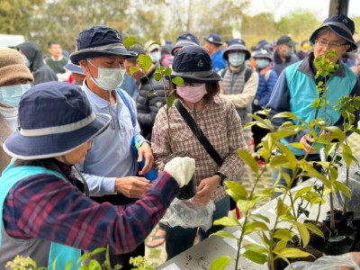 民眾踴躍排隊領苗，現場交流熱絡，共同響應植樹綠化行動(林業及自然保育署臺中分署提供)