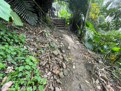 獨立山步道部分路段邊坡土石滑落