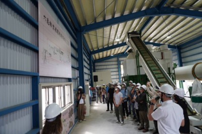 技術人員解說循環利用場域設備生產流程