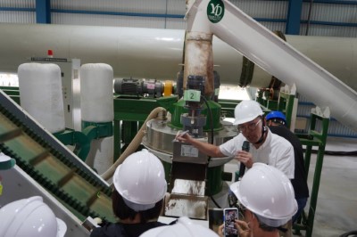 技術人員解說木質顆粒成型技術