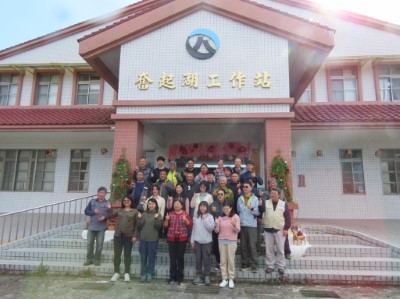 奮起湖工作站卸任主任陳美璇(前排中)與工作站全體職員合影