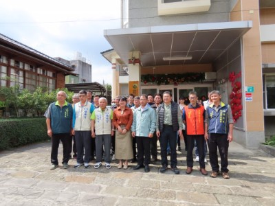 禮成分署長李定忠及新任關子嶺工作站主任張雯婷與工作站全體職員合影