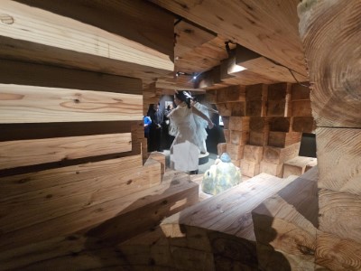 山野創作館以流動線條與多向擠壓構築，營造如森林小徑般時而開闊、時而幽深的體驗