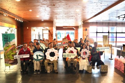 林業保育署嘉義分署與阿里山林鐵及文資處聯名於阿里山車站舉辦山椒魚特展開幕儀式