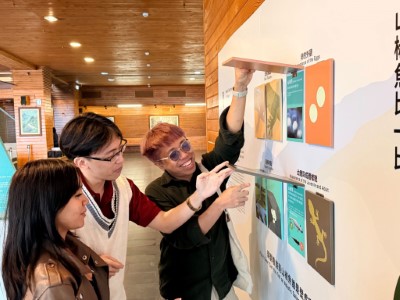 民眾正熱烈參與「翻翻牌」互動遊戲，透過有趣的對比設計，在寓教於樂中辨識兩棲類的特徵