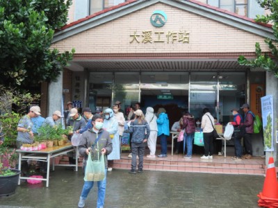 圖三、大溪工作站舉辦贈苗活動，大溪民眾不畏風雨，積極響應植樹節領取苗木(新竹分署提供)