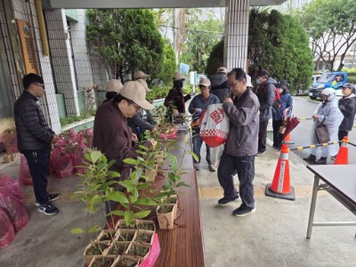 圖四、本分署竹東工作站地區民眾不畏風雨，積極響應植樹節領取苗木(新竹分署提供)
