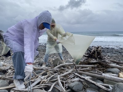 植樹之餘同步進行淨灘，守護海岸生態環境