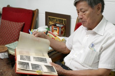 退休多年的林業學者羅紹麟老師，看著老照片回憶曾經調查過林相變更後的雙流森林