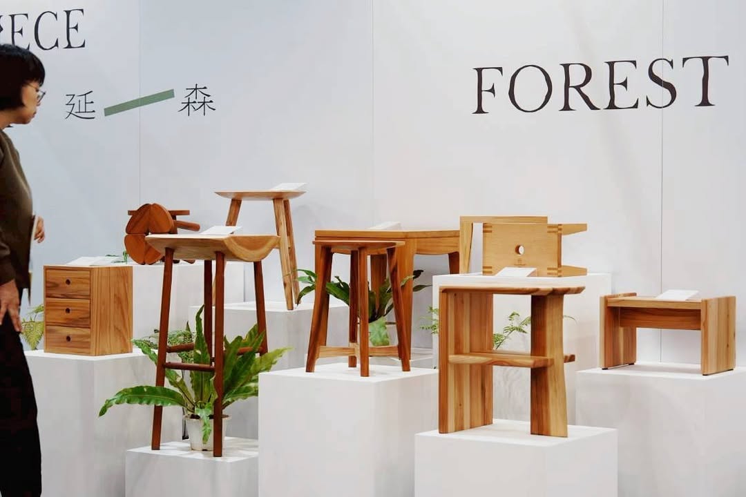 【🌳走進你我生活中的森林｜延森 A PIECE OF FOREST 】#國產材家具展 只到3/9

在山林裡迎風生長的樹木，
到成為生活中的桌椅、櫃體與器物後，
它的生命其實沒有結束，
而是換了一種...