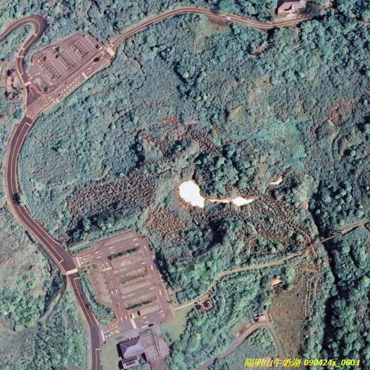 【一起來認識，航照裡的奶味藍🌊】

從航空影像往下看，臺灣地景裡竟然藏著兩處像打翻牛奶的神奇景點——一個在山上，一個在海上！

「牛奶湖」位在 #陽明山國家公園 擎天崗與夢幻湖之間的冷水坑區域，是全...