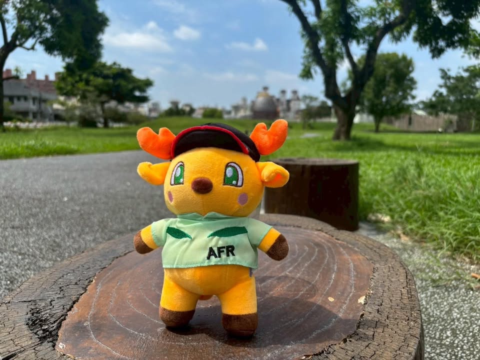 【可愛警報！阿里山林鐵最敬業的「鐵鹿站長」報到～🦌】 

🚂 叭叭～林鐵小火車即將進站！咦？月台旁好像有個可愛的身影在揮手招呼，原來是我們最敬業、人氣最高的「鐵鹿站長」啦！🦌✨

#鐵鹿站長 身...