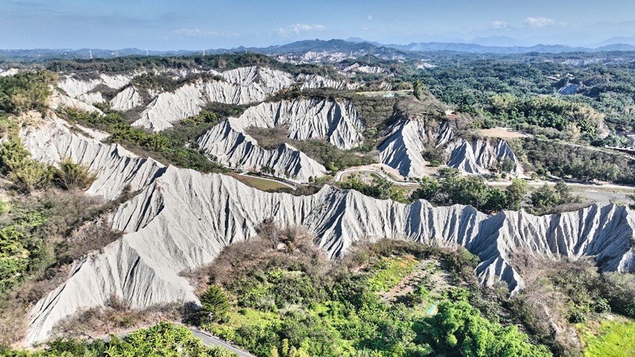 【13座地景，串起生命棲地💚】#臺灣地質公園網絡

       __/\__      ____    ~~~~~~       __/\__
       _/ 山 \_    /惡地\    ...