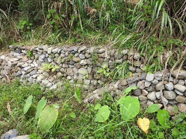 設施多使用疏伐木、竹材、石材等當地自然材料或耐久性高之混凝土