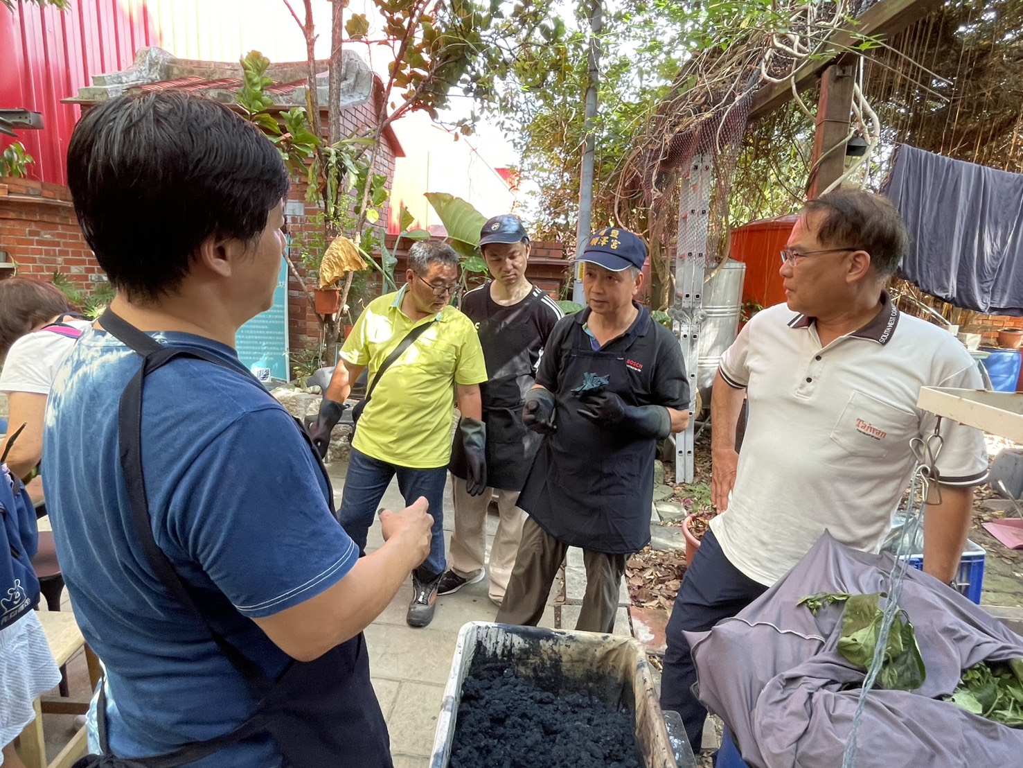 宜蘭分署與林農參訪以馬藍為主題的林下經濟經營管理成功案例
