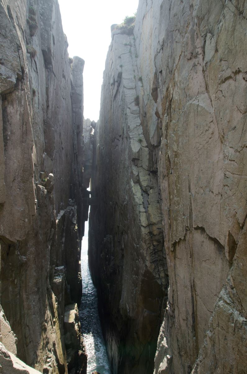 底部海浪拍擊石塊