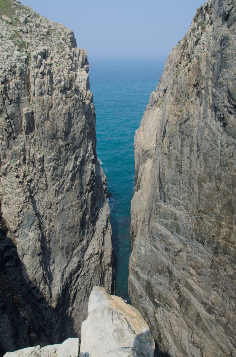 離海百餘公尺的峽壁高度