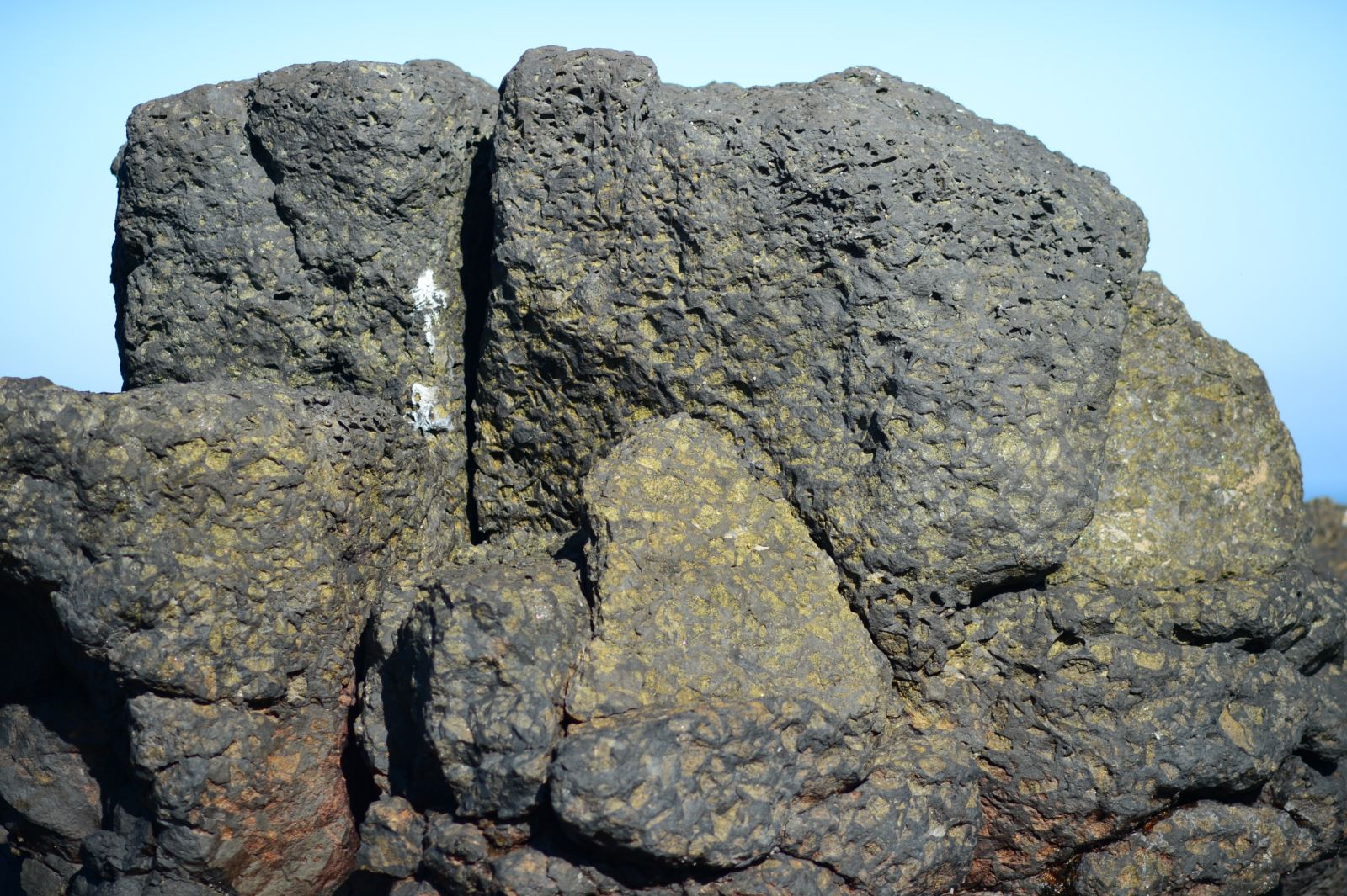 布滿黃綠色橄欖岩的岩石外觀