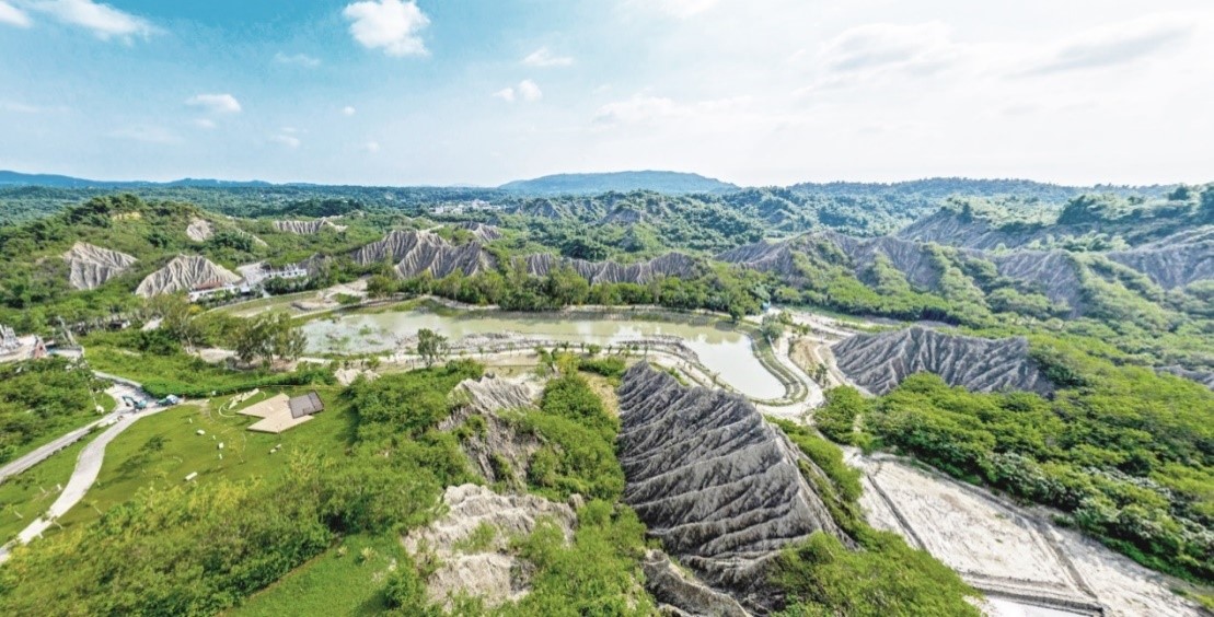 高雄泥岩惡地地質公園具有石灰岩、泥火山、泥岩惡地、曲流、牛軛湖、土指、天然橋等地質與地形景觀，為全台第9座地質公園。（圖片提供／高雄泥岩惡地地質公園）