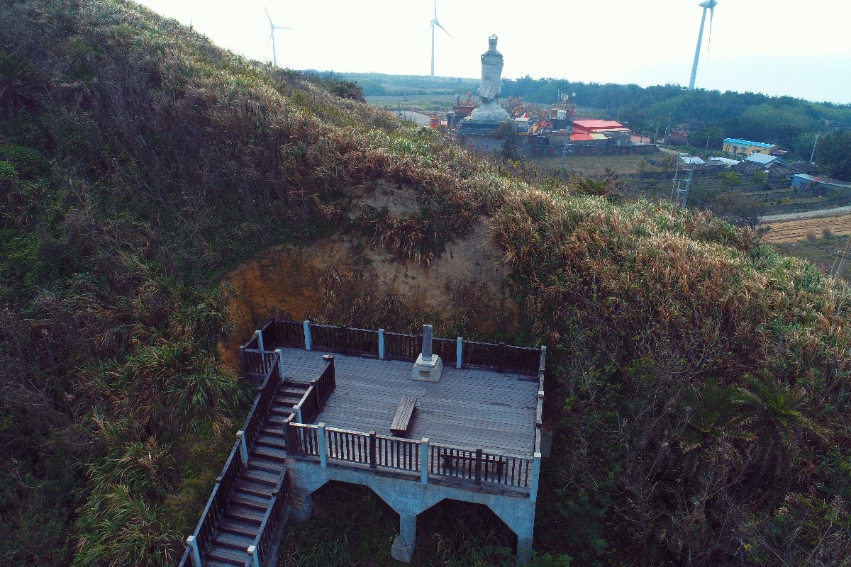 自然紀念物 II 區(過港隧道旁紀念碑及出露剖面)，總面積77平方公尺