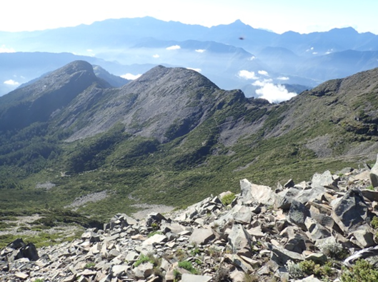 圖8 雪山北稜角俯視1號圈谷可見冰坎、冰磧壟與碎石坡等