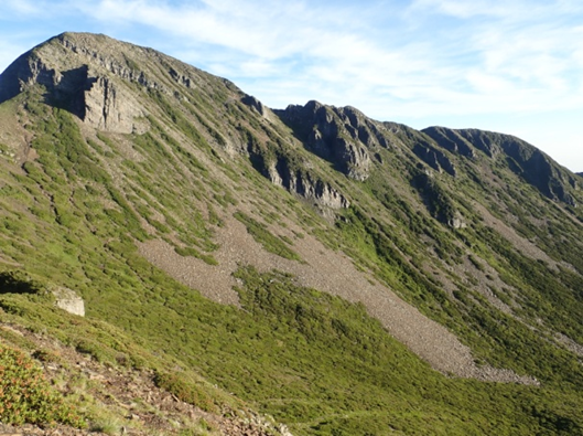 圖10 雪山北稜角往北延伸的稜線下可見出露岩層向北傾斜