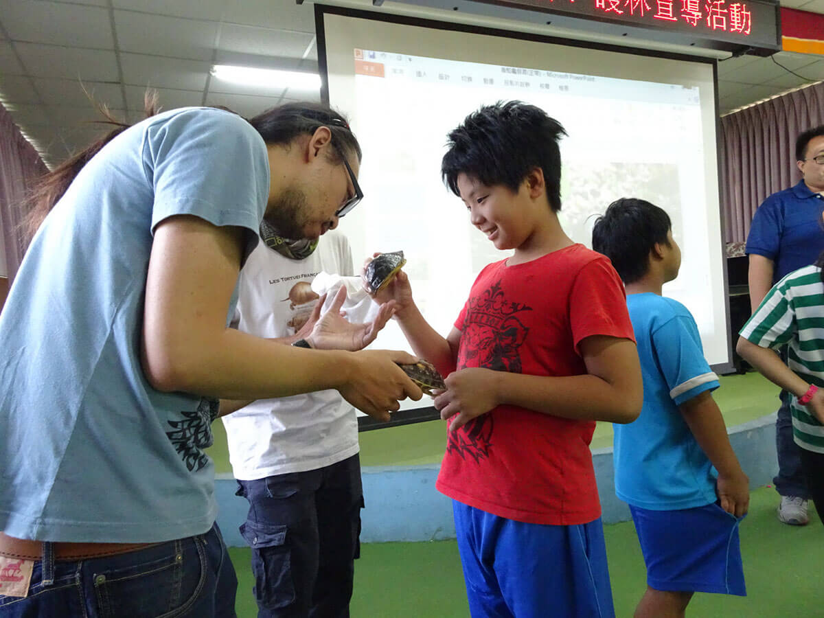 讓公部門與農民、社區形成伙伴關係，鼓勵友善耕作，培養巡守、監測野生動物能力，清除陷阱以保護及改善棲地，並建構非法通報網路，確保食蛇龜、柴棺龜以及其他野生動物族群生息存續。