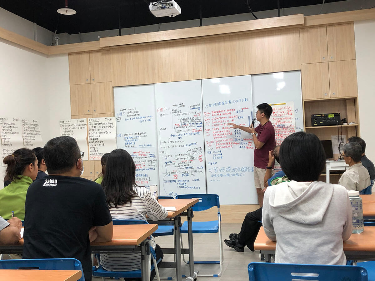 舉辦「大紫蛺蝶保育策略與行動工作坊」，邀集公私部門利害關係單位（人）與專家學者共同討論，以收集全面的資料及廣納眾人意見，形成保育策略、行動方案及其優先順位，協助落實大紫蛺蝶的保育行動計畫。