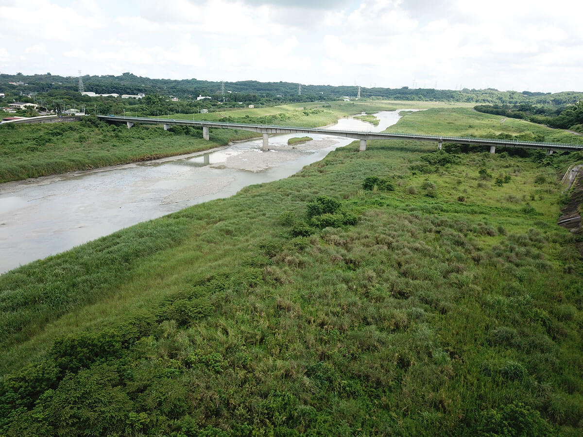 河灘地受氣候影響，演替頻繁，形成的草生地是草鴞經常利用的地方。河川整治常導致河灘草生地突然大面積消失，但也可能是促進草生地更新的方式，需要縝密規劃，達成河川必要的管理與草鴞棲地經營的雙贏結果（曾翌碩攝）