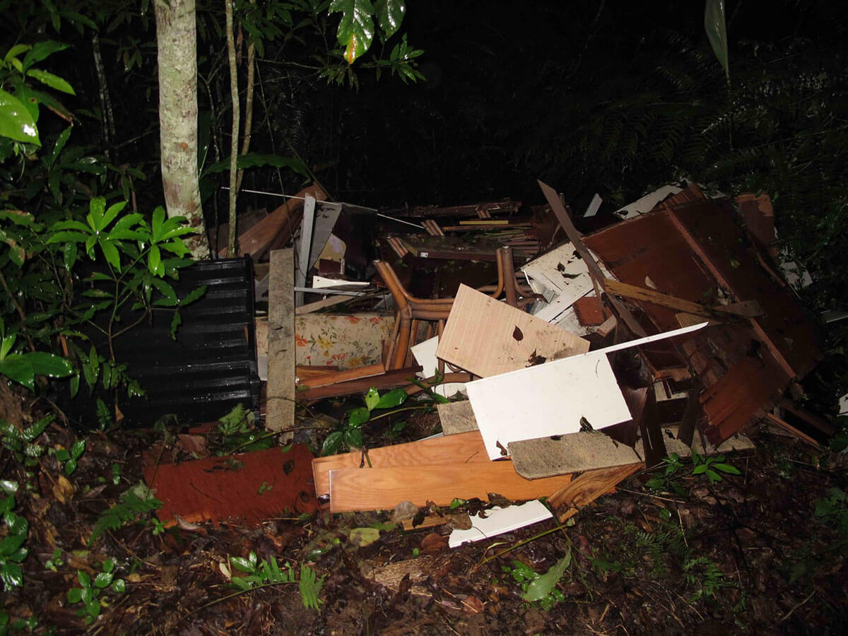 由於目前魚池琴蛙兩亞族群的棲地周遭並無嚴格管制進出，現存棲地偶爾有廢棄物汙染的問題（圖為日月潭樣區遭民眾傾倒廢棄物，林春富攝）