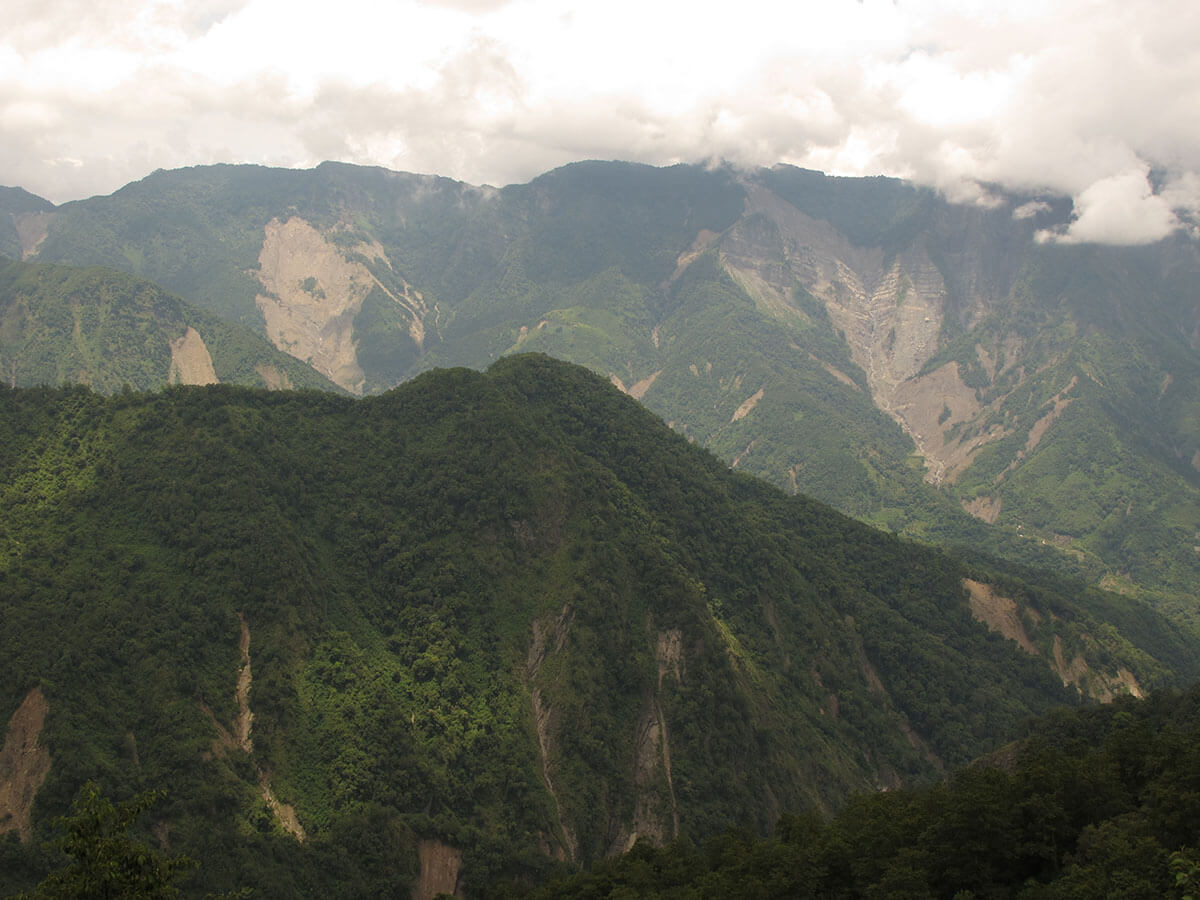 臺灣山勢陡峭，山區易受颱風及暴雨的沖刷，山椒魚的棲地經常遭受到破壞，造成牠們生存上的不定期威脅（林春富攝）