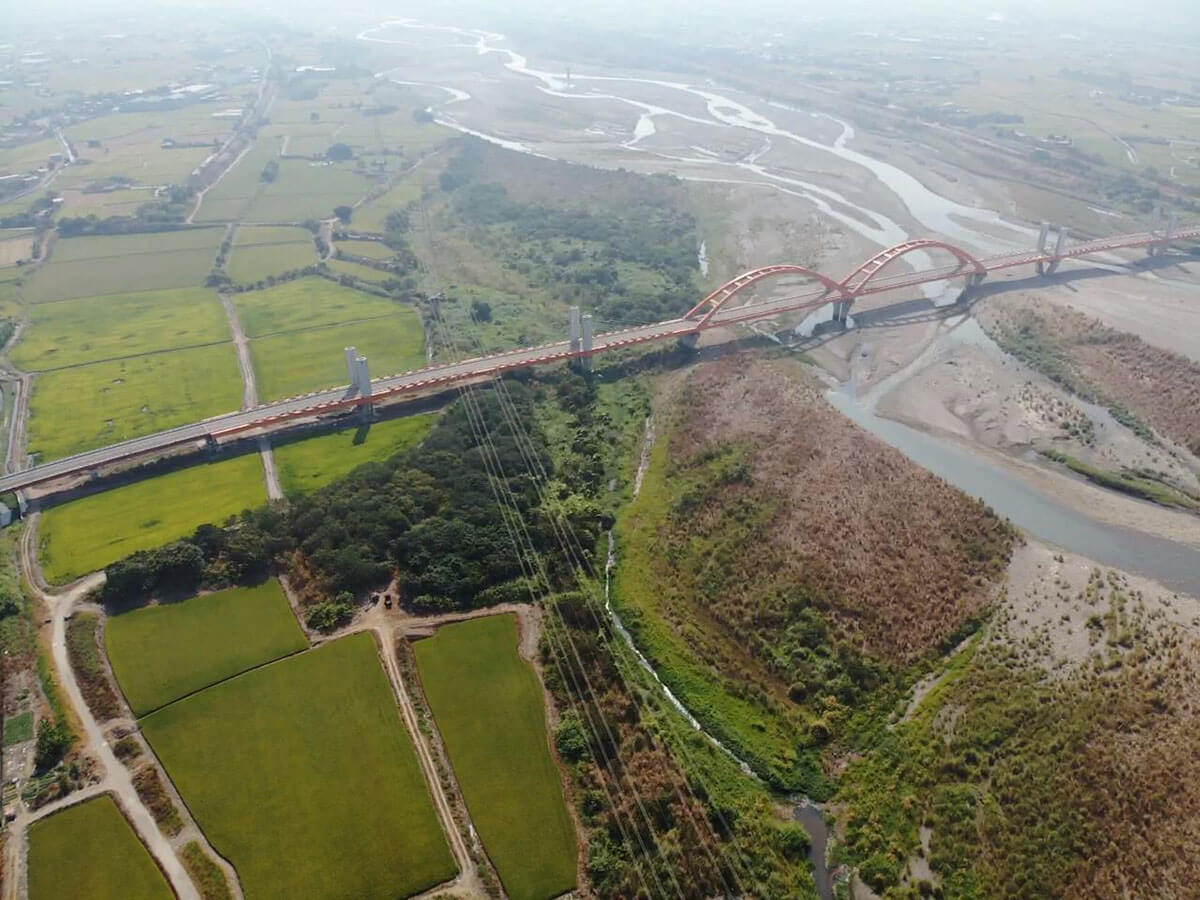 烏溪中游流路分歧散亂，形成許多辮狀流。部分辮狀流水源來自地下伏流或湧泉，冬季枯水期不易乾涸，河岸兩側與水底水生植物豐富，是巴氏銀鮈的重要棲地（林文隆攝）