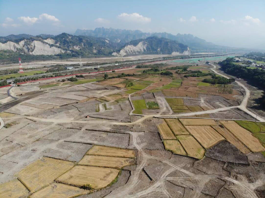 「烏溪鳥嘴潭人工湖工程計畫」預計引取烏溪水源至人工湖蓄豐濟枯，提供穩定地面水量，作為減抽地下水之替代水源。開始營運取水之後，將會改變當地、水圳路內及中、下游的水文環境，需要監測巴氏銀鮈族群所在地的水資源利用水文棲地變化，並與水利工程單位合作，尋求物種與環境變動下的共存之道（林文隆攝）