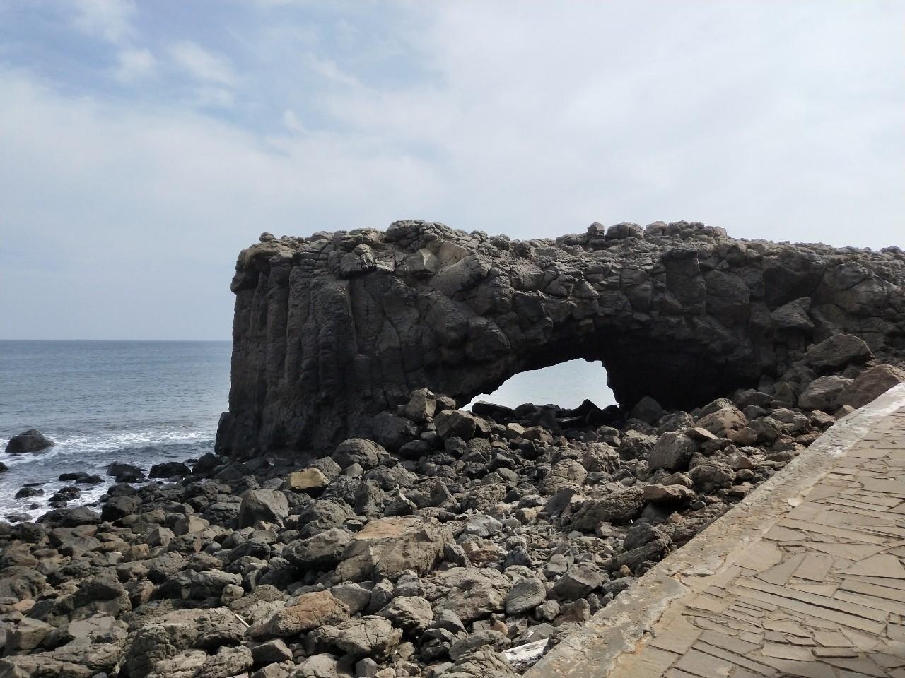 鯨魚洞為海蝕作用形成的海蝕拱門