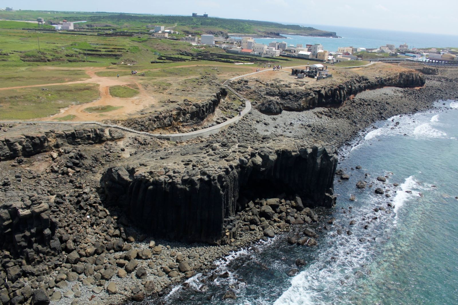 由海上空照鯨魚洞外觀