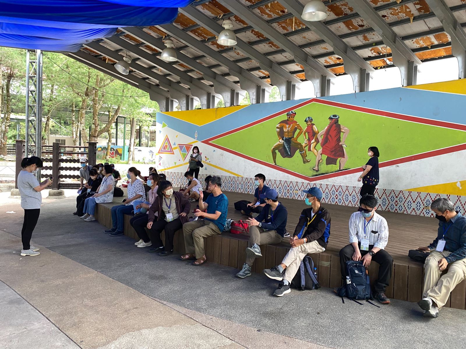 It is time for group discussion and sharing of impressions at the community
  centre of Songlin Tribe © 2022 TPSI-W