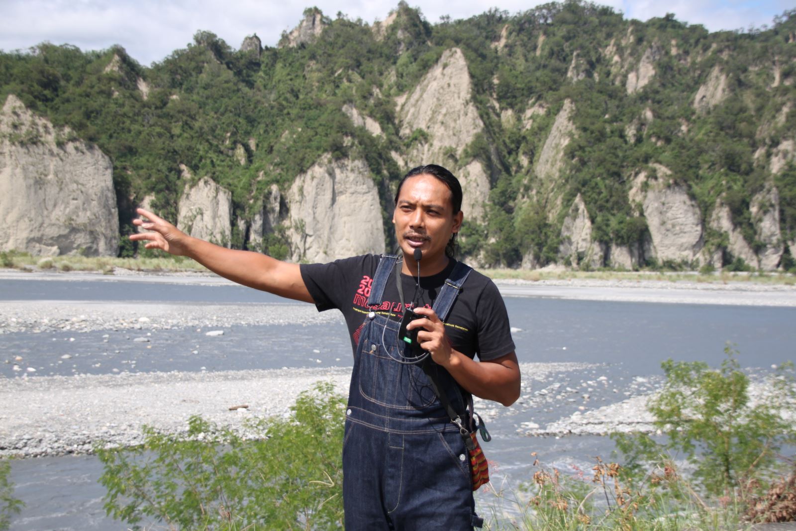 Mr. Xiao Qiang from Nanwang
  Tribe sharing his ancestral knowledge © 2023 TPSI-E