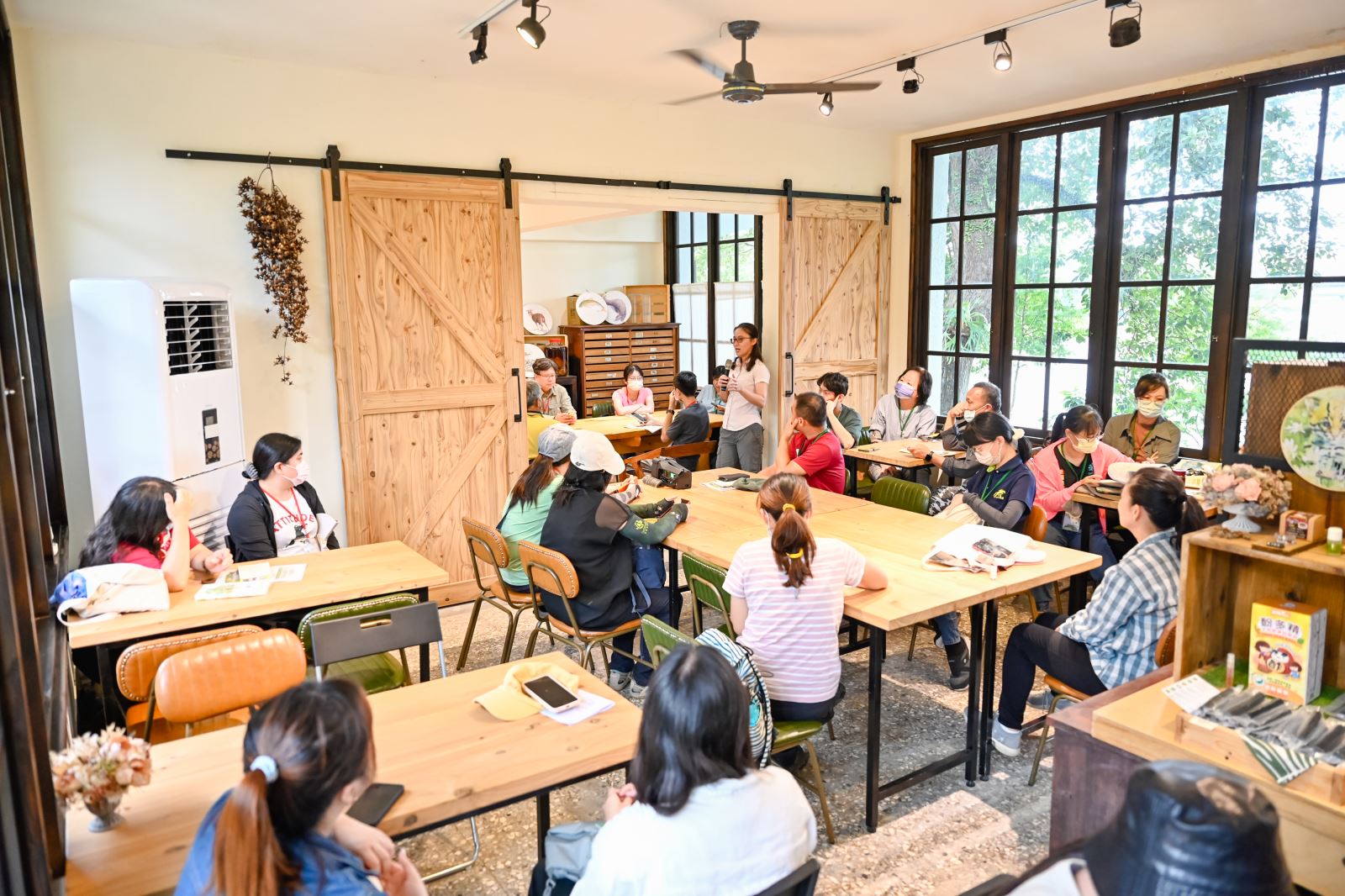 Sales of environmentally friendly satyama
  produce in Daxueshan Forestry Direct Sales Centre © 2023 TPSI-W